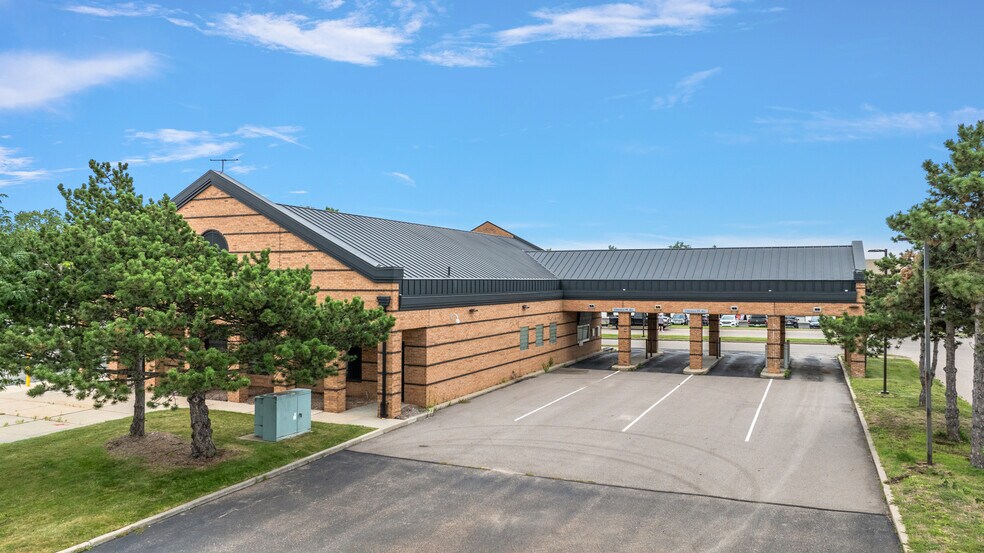 More Photos Of 150 E Maple Rd, Troy Bank For Lease