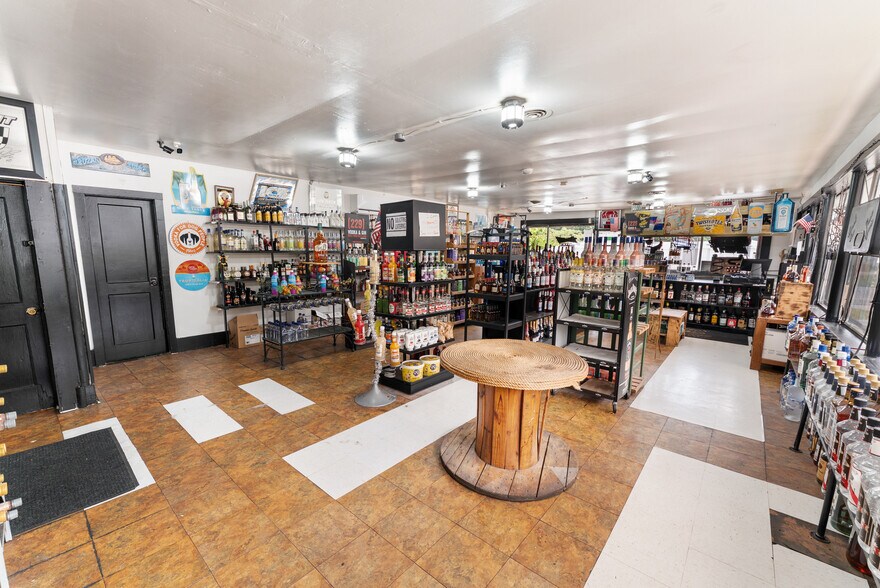 More Photos Of 512 S US Highway 301, Jesup Storefront For Sale