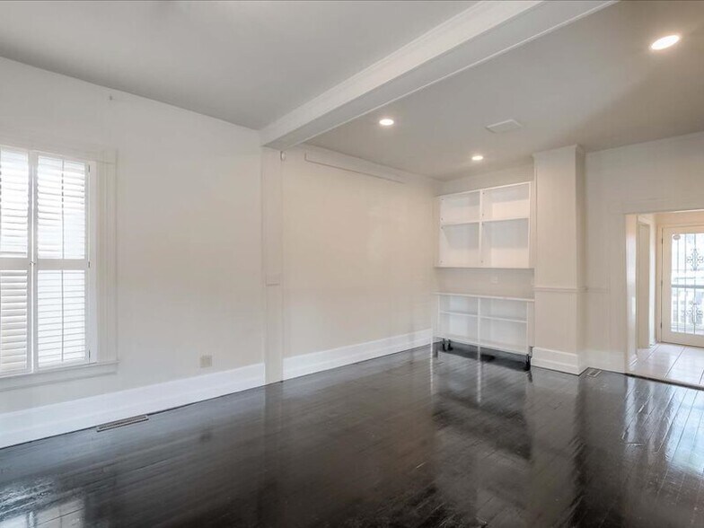 More Photos Of 513 E High St, Lexington Freestanding For Lease