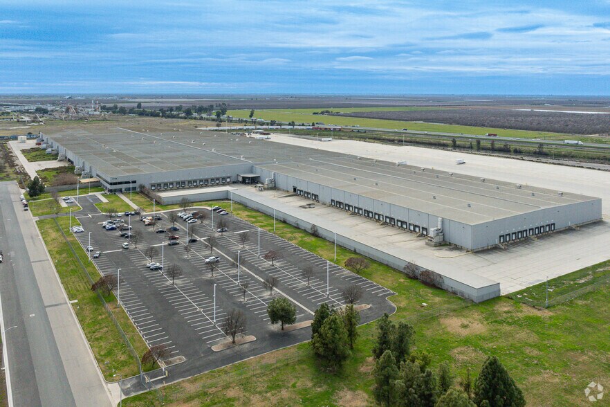 More Photos Of 1700 Schuster Rd, Delano Distribution For Lease