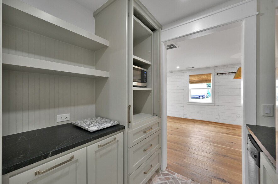 More Photos Of 724 W Main St, Tomball Storefront Retail Office For Sale