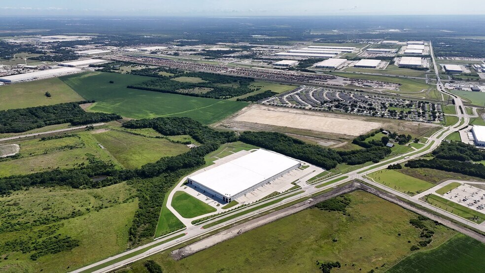 More Photos Of 601 W Pleasant Run Rd, Wilmer Distribution For Lease