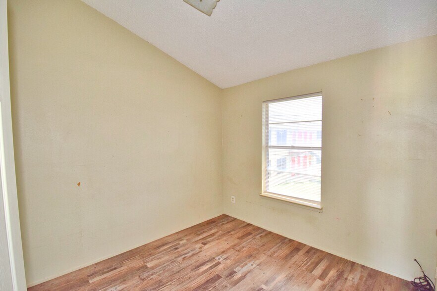 More Photos Of 303-511 E Reagan Rd, Beeville Multifamily For Sale