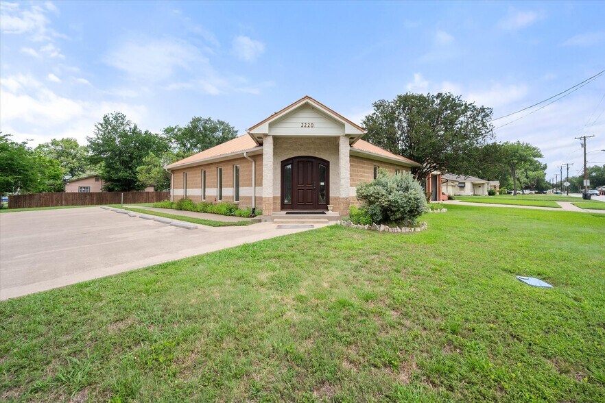 More Photos Of 2220 W 2nd Ave, Corsicana Office For Sale