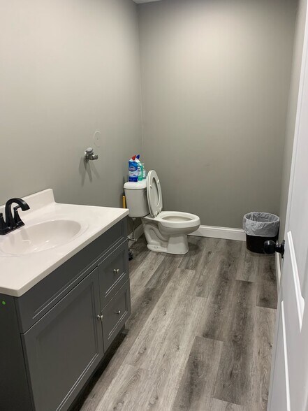 More Photos Of 101-111 Alpine Rd, Rockford Freestanding For Lease