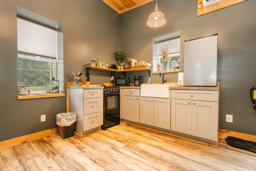 More Photos Of 541 Spruce St, Thomas Flex For Sale