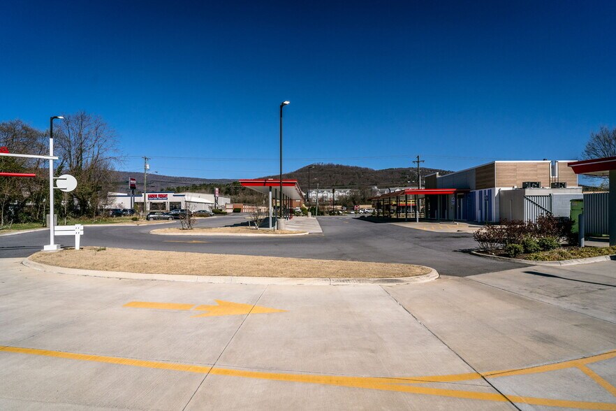 More Photos Of 1968 W Main St, Salem Fast Food For Lease