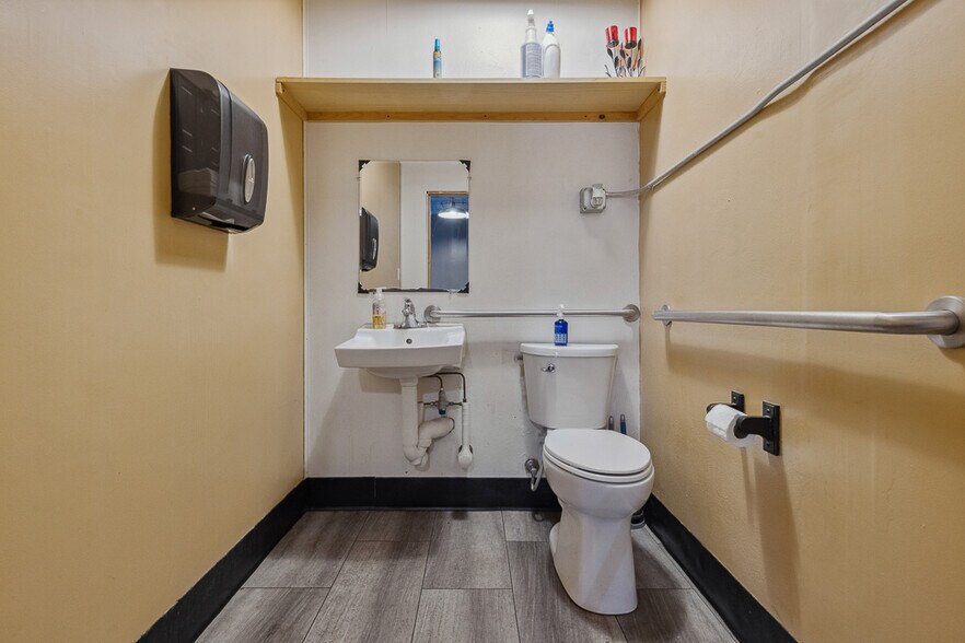 More Photos Of 700 N Union Ave, Alliance Freestanding For Sale