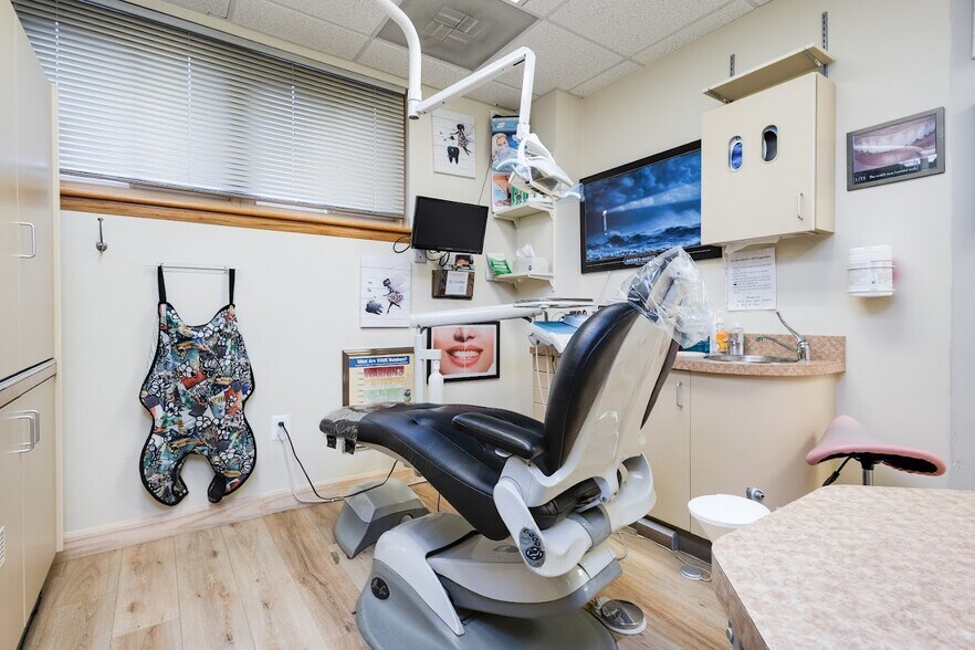 More Photos Of 4400 MacArthur Blvd NW, Washington Office For Sale