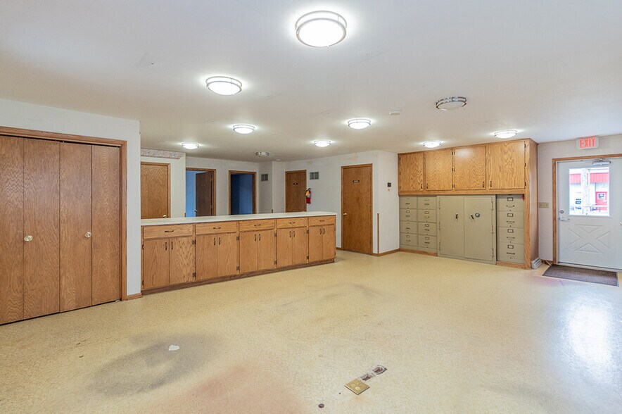 More Photos Of 104 S Main St, Marion Office For Sale