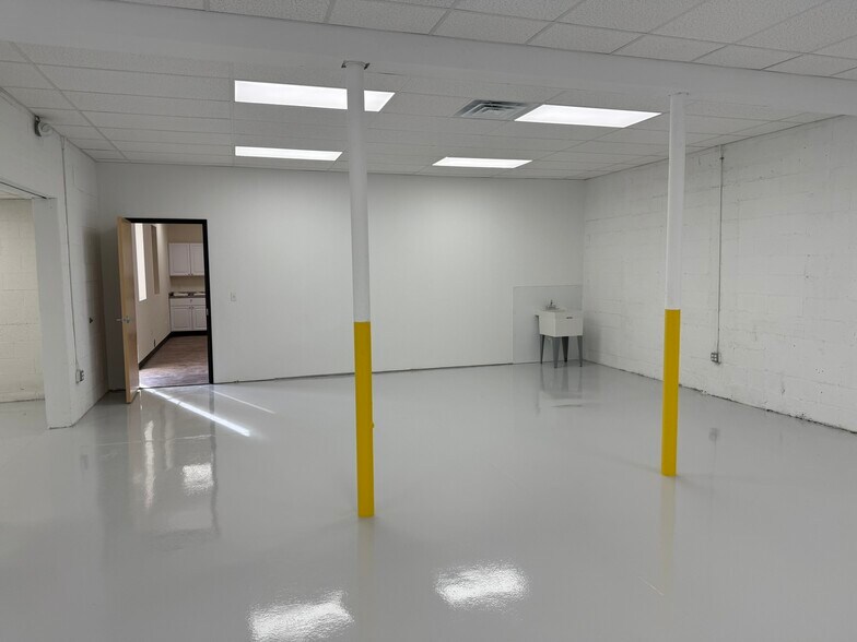 More Photos Of 305 W Stiger St, Hackettstown Manufacturing For Lease