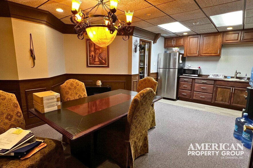 More Photos Of 2011 Bispham Rd, Sarasota Office For Lease