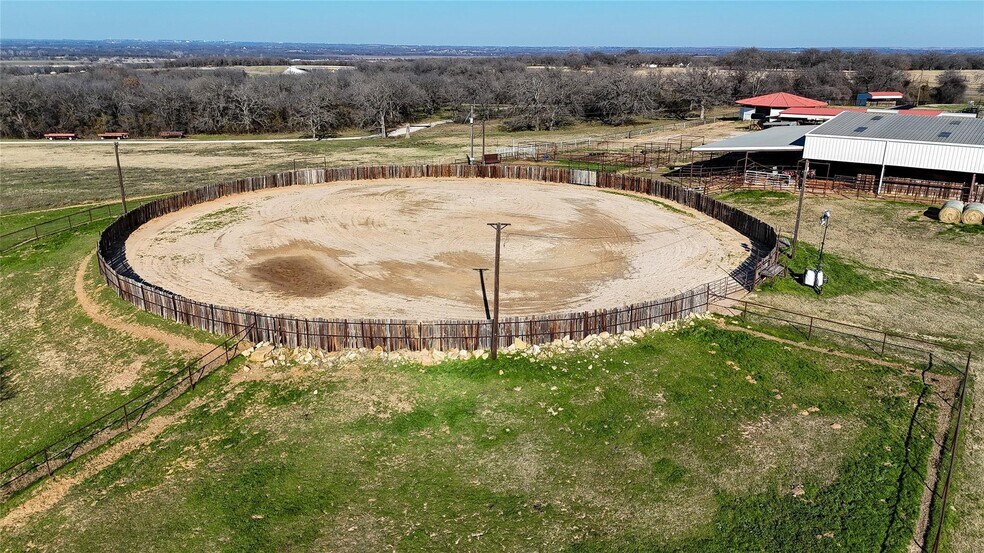 More Photos Of 7206 S FM 51, Boyd Veterinarian Kennel For Sale