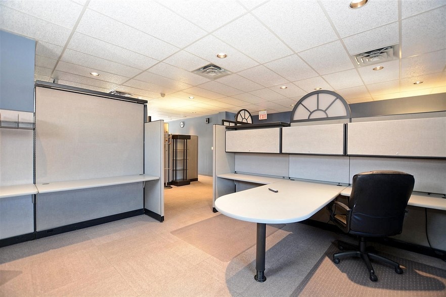 More Photos Of 512 Higgins Rd, Park Ridge Office For Lease