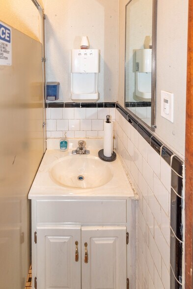 More Photos Of 2816 Old North Point Rd, Baltimore Bar For Sale