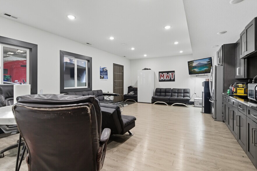 More Photos Of 19518 Whitfield Rd, Sedalia Light Manufacturing For Sale