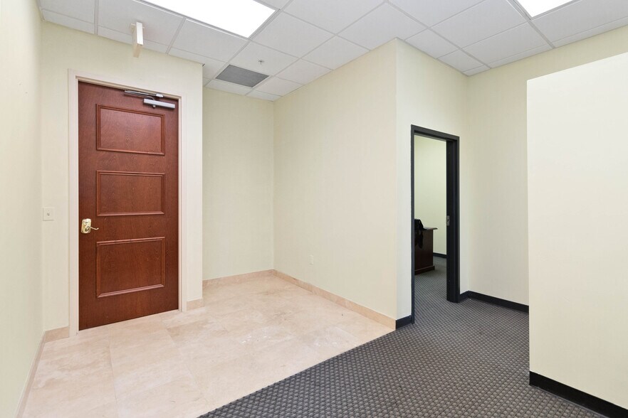 More Photos Of 7065 Westpointe Blvd, Orlando Medical For Sale