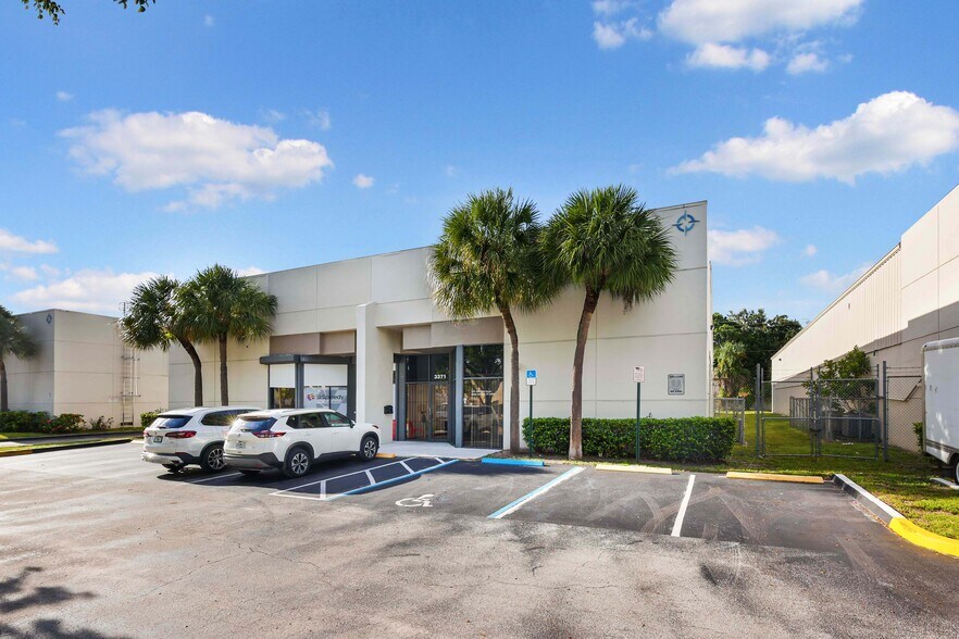 More Photos Of 3371-3373 NW 168th St, Miami Gardens Warehouse For Lease