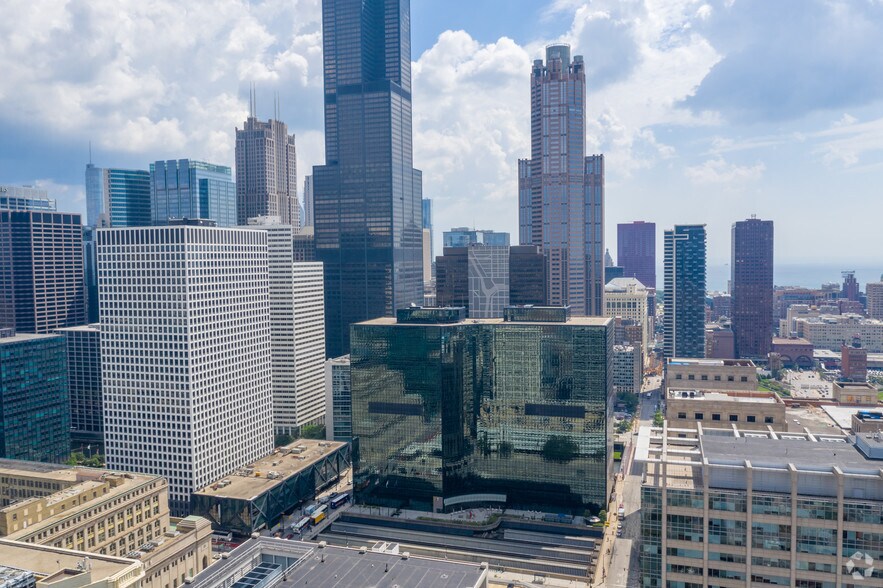 More Photos Of 300 S Riverside Plz, Chicago Office For Lease