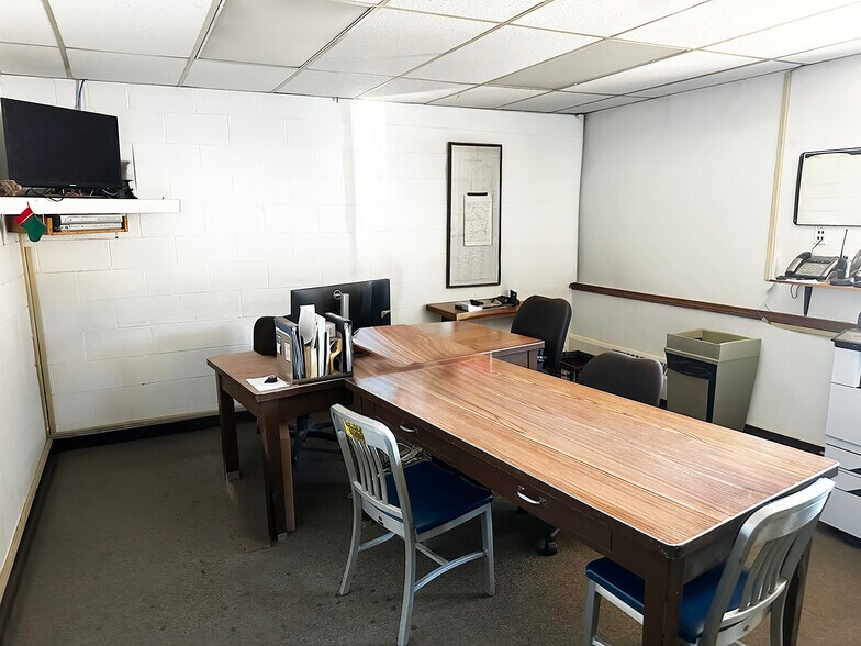 More Photos Of 15 Bradco St, Keene Distribution For Lease