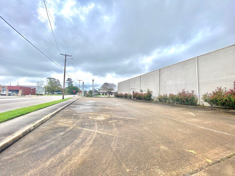 More Photos Of 1308 Boston Ave, Nederland Bank For Sale