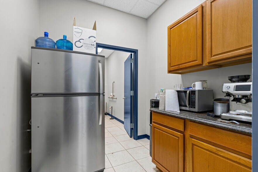More Photos Of 8 Northway Ln, Latham Industrial For Lease