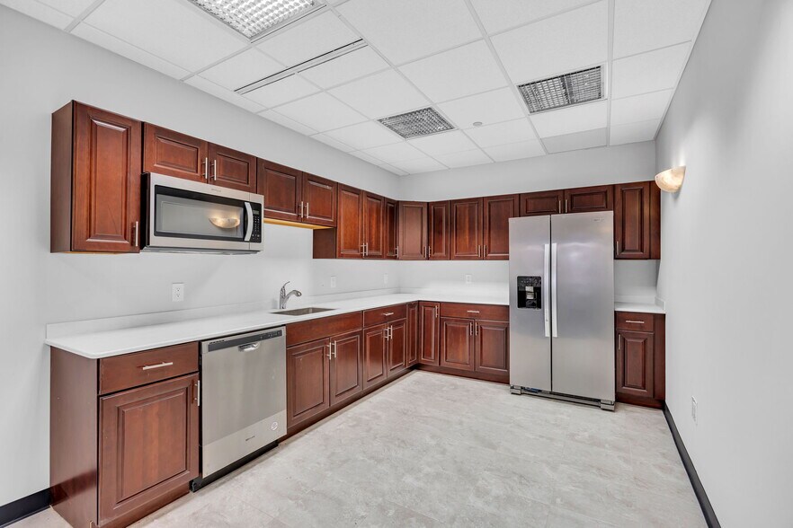 More Photos Of 100 Corporate Dr, Lebanon Office For Lease