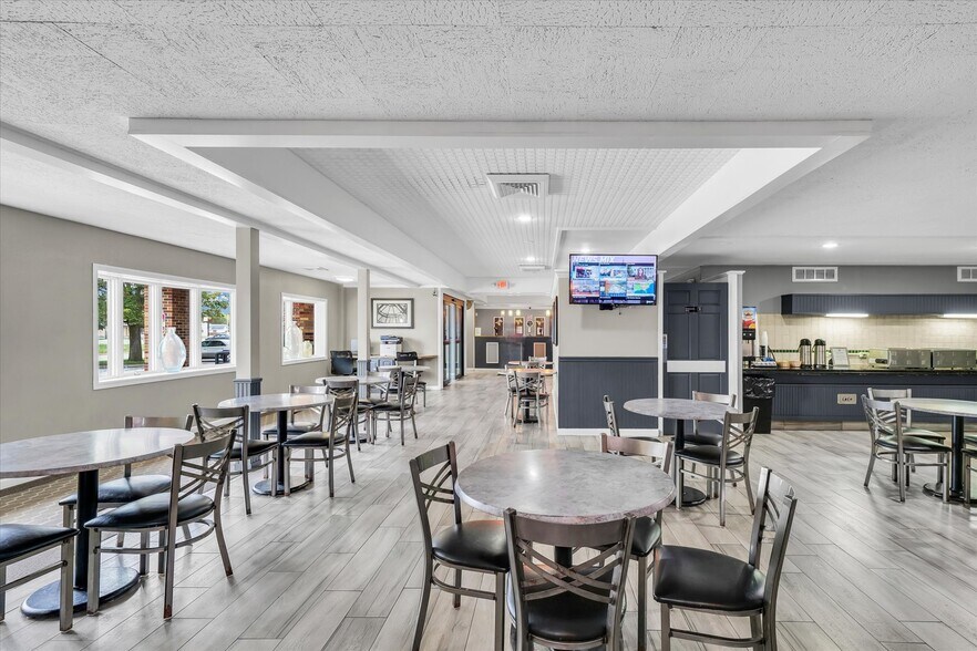 More Photos Of 1907 N Cunningham Ave, Urbana Hotel For Sale