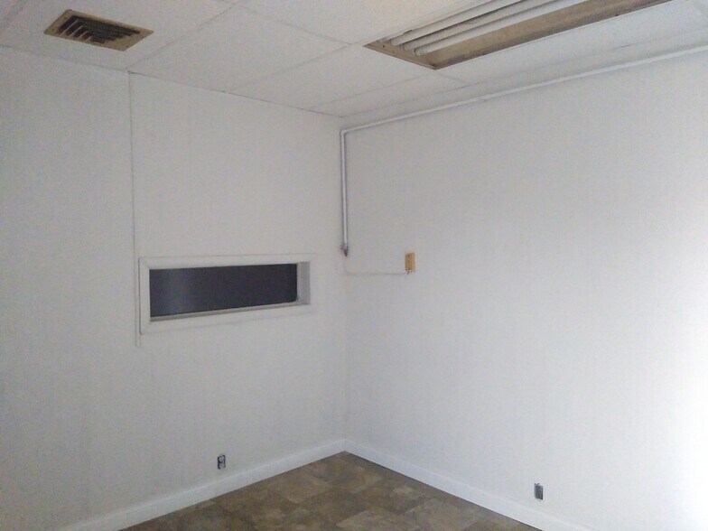 More Photos Of 301 W Broadway, Steeleville Freestanding For Sale