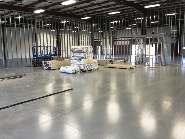 More Photos Of 1335 Plainview Dr, Oshkosh Warehouse For Lease