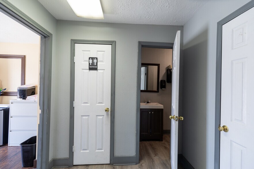 More Photos Of 510 Grand Ave, Bacliff Showroom For Lease