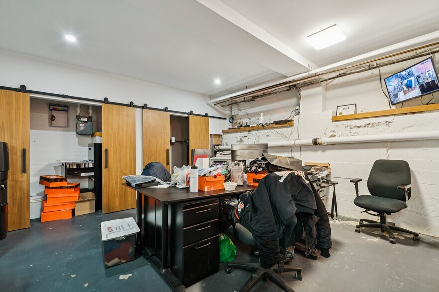 More Photos Of 2127 Rue Bélanger, Montréal Storefront Retail Residential For Sale