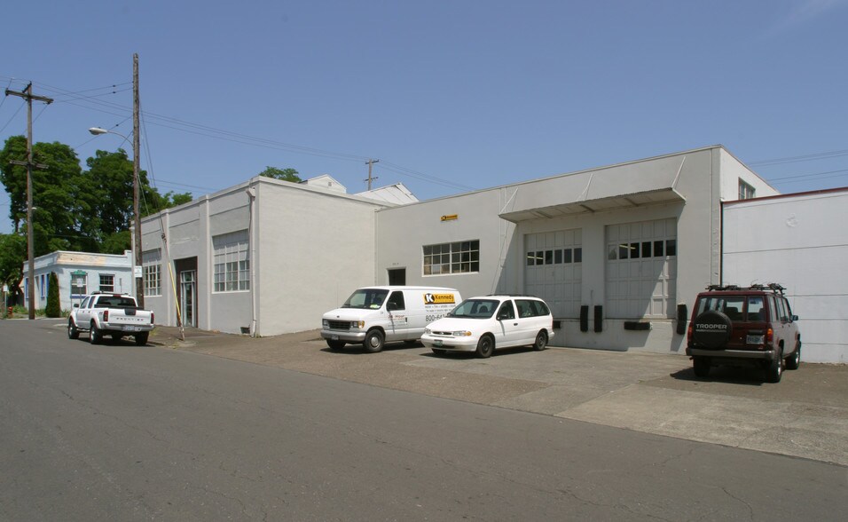 More Photos Of 302 SE 7th Ave, Portland Warehouse For Lease