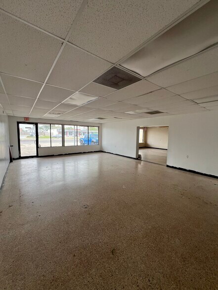 More Photos Of 7606-08 W Judge Perez dr, Arabi Flex For Lease