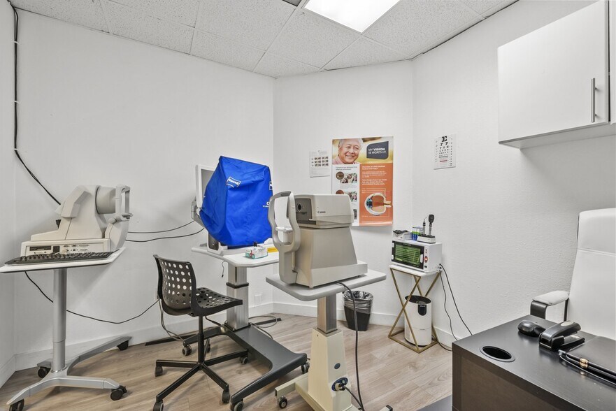 More Photos Of 516 W Lancaster Blvd, Lancaster Freestanding For Lease
