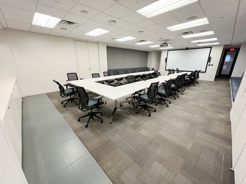 More Photos Of 303 Veterans Airpark Ln, Midland Office For Lease