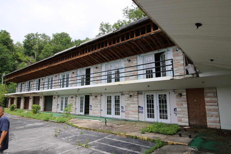 More Photos Of 11251 Highway 90, Parkers Lake Hotel For Sale