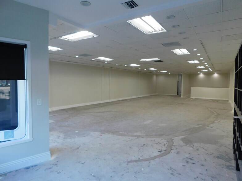 More Photos Of 16938-16940 Ventura Blvd, Encino Storefront For Lease