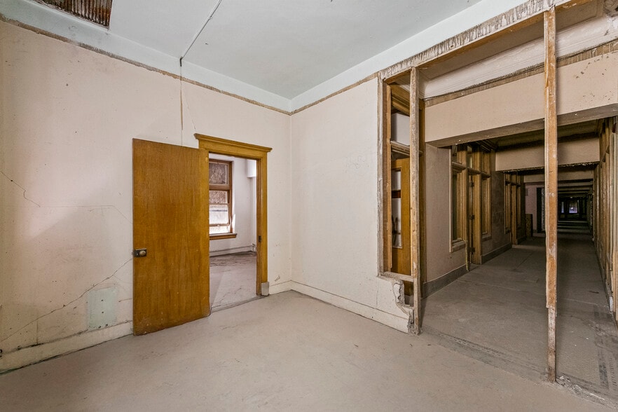 More Photos Of 502 S Main St, Rock Springs General Retail For Sale