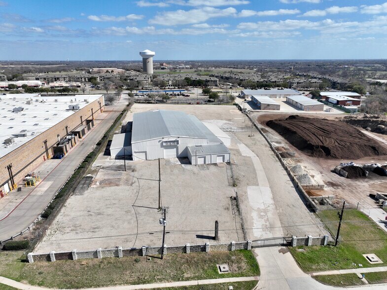 More Photos Of 6000 Split Trail Rd, Plano Warehouse For Lease
