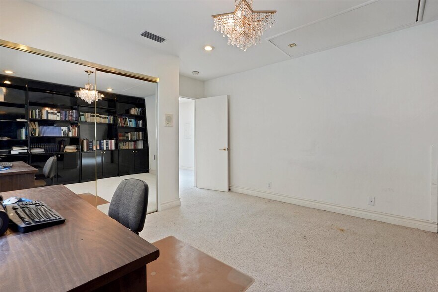 More Photos Of 4623 Hayvenhurst Ave, Encino Apartments For Sale