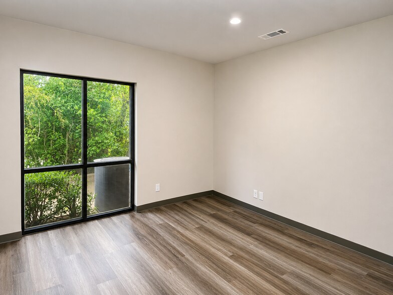 More Photos Of 1721 Cimarron Trl, Hurst Medical For Sale