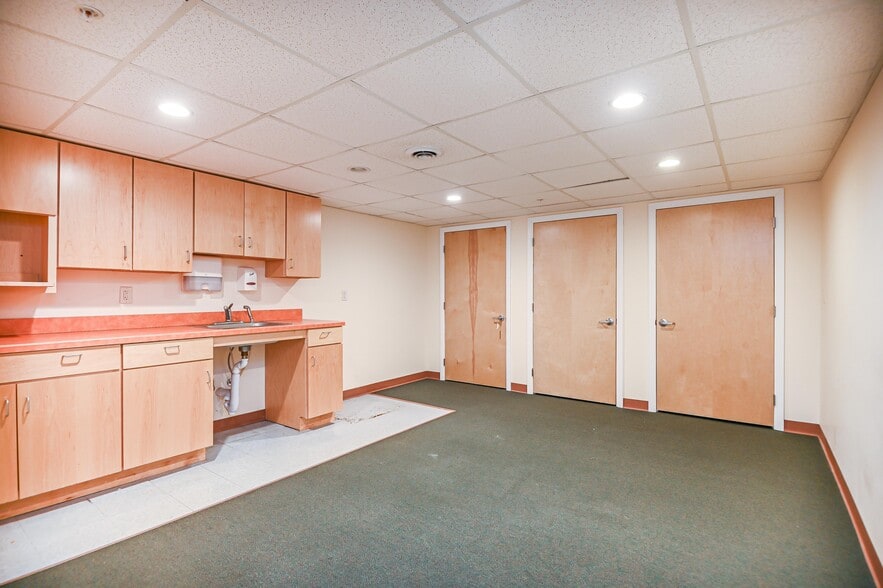 More Photos Of 127 Long Sands Rd, York Storefront For Lease