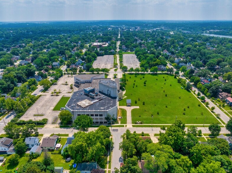 More Photos Of 901-934 Center St, Elgin Hospital For Sale