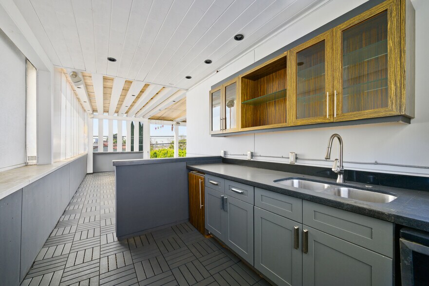 More Photos Of 666 N Kilkea Dr, Los Angeles General Retail For Lease