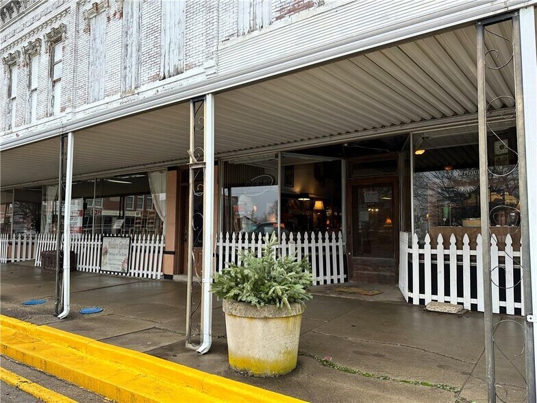 More Photos Of 116 N Illinois St, Chrisman Storefront Retail Residential For Sale