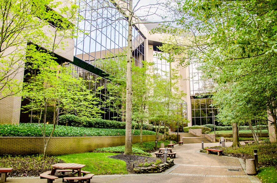 More Photos Of 1790 Kirby Pky, Memphis Office For Lease