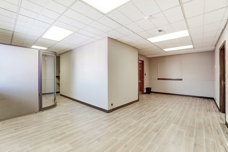 More Photos Of 112-120 N West St, Lima Storefront Retail Office For Lease