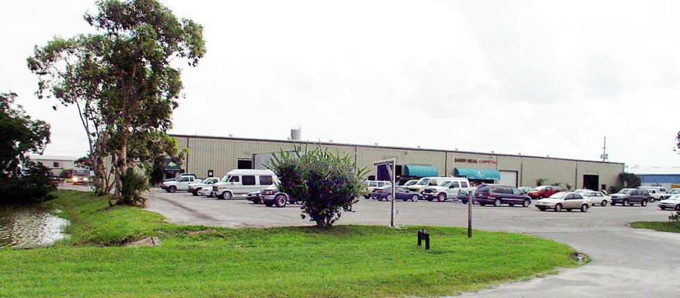 More Photos Of 1031-1048 Miller Dr, Altamonte Springs Manufacturing For Lease