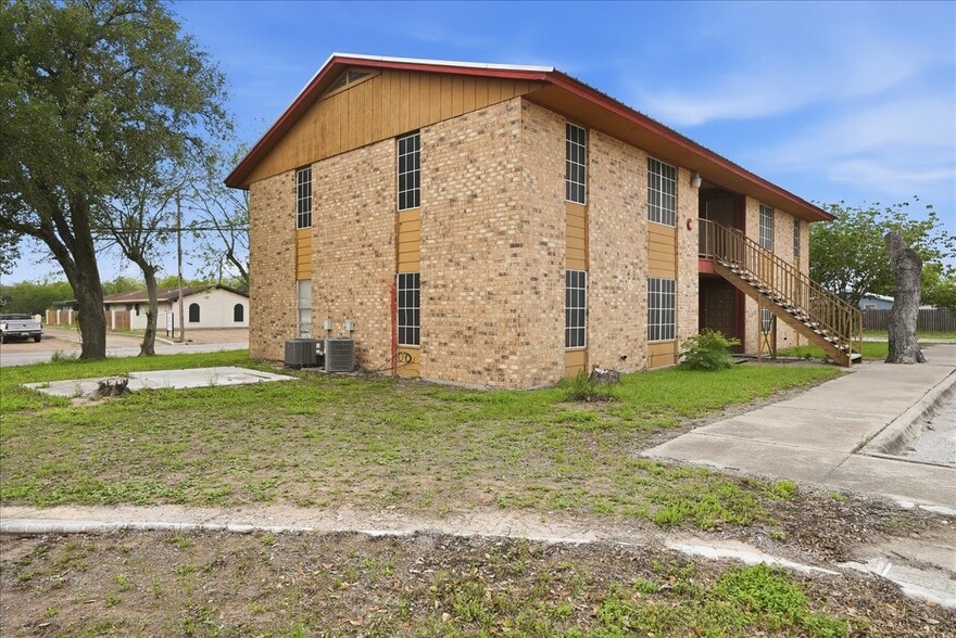 More Photos Of 600 E Crockett St, Beeville Apartments For Sale